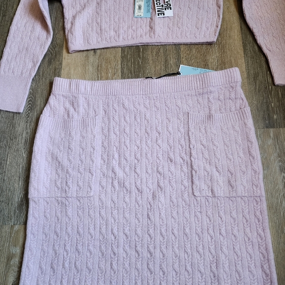 NWT SET HIGH-RISE MIDI SWEATER SKIRT AND TOP SWEATER - Picture 12 of 15